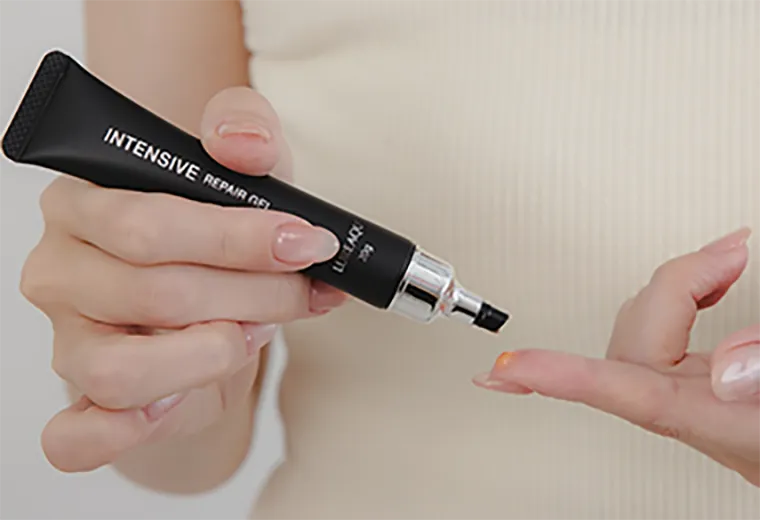 適量を手に取る